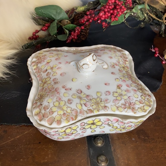 . Vintage Floral Lidded Dish - Mara Trinket, Candy Dish with Lid - Picture 3 of 10